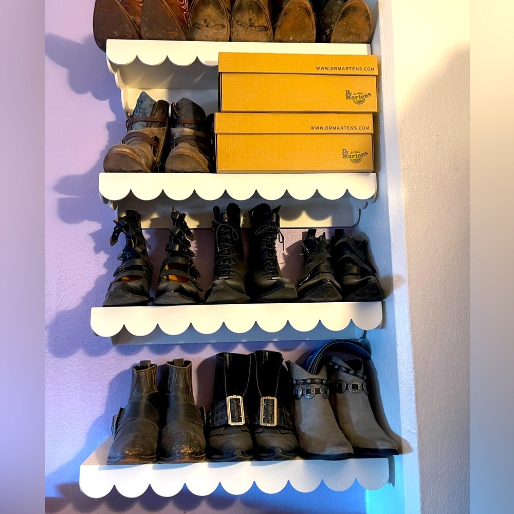 PB Teen-The Emily & Meritt Scalloped Shelf Rare